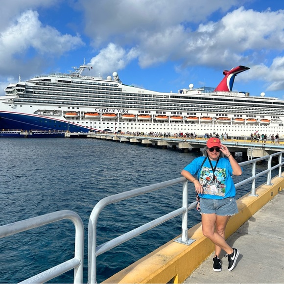 Meet your Posher, Sandy - Picture 1 of 2